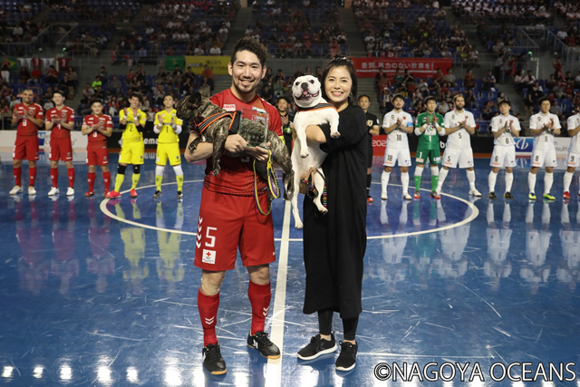 19F10_0296